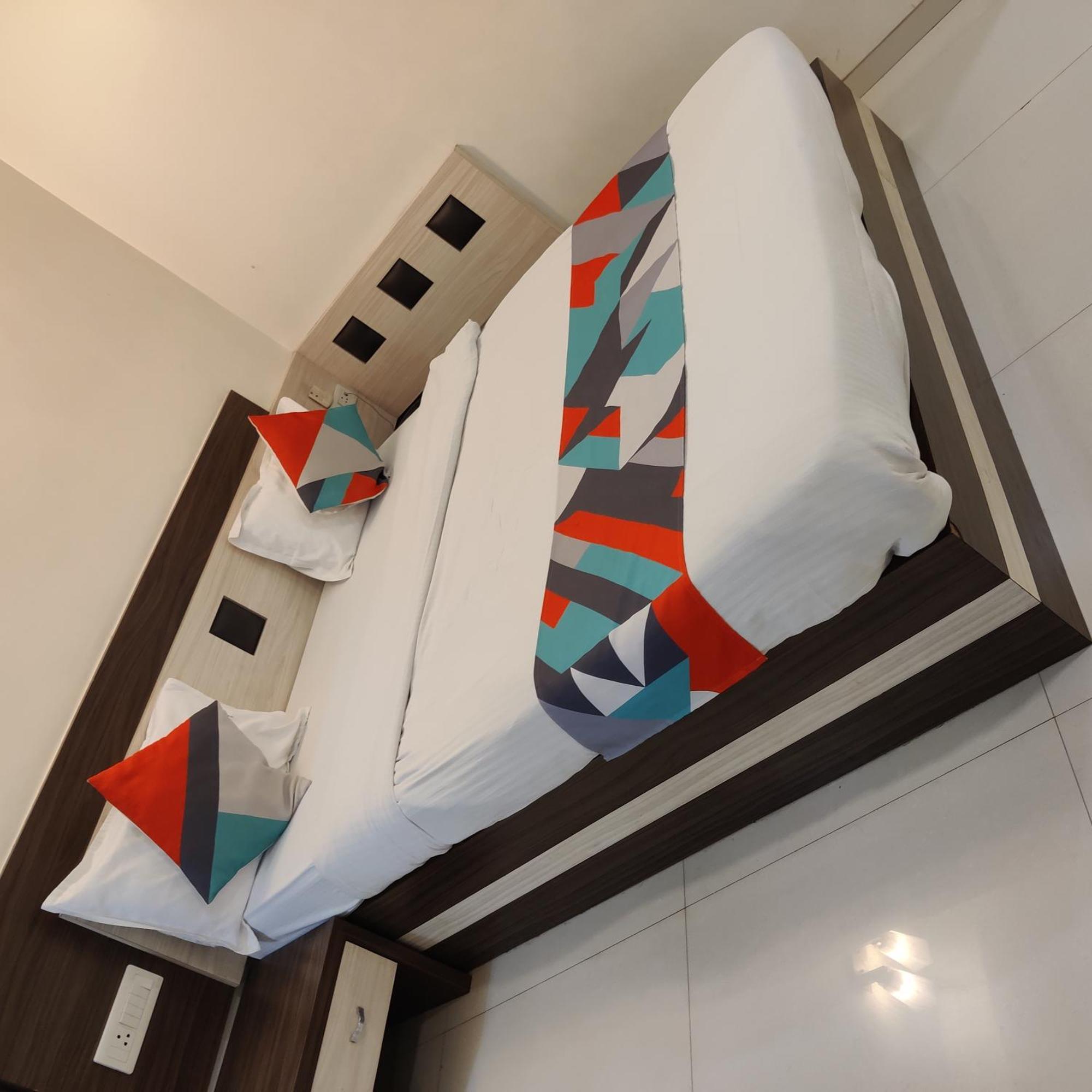 Hotel Palliate Ahmedabad Buitenkant foto