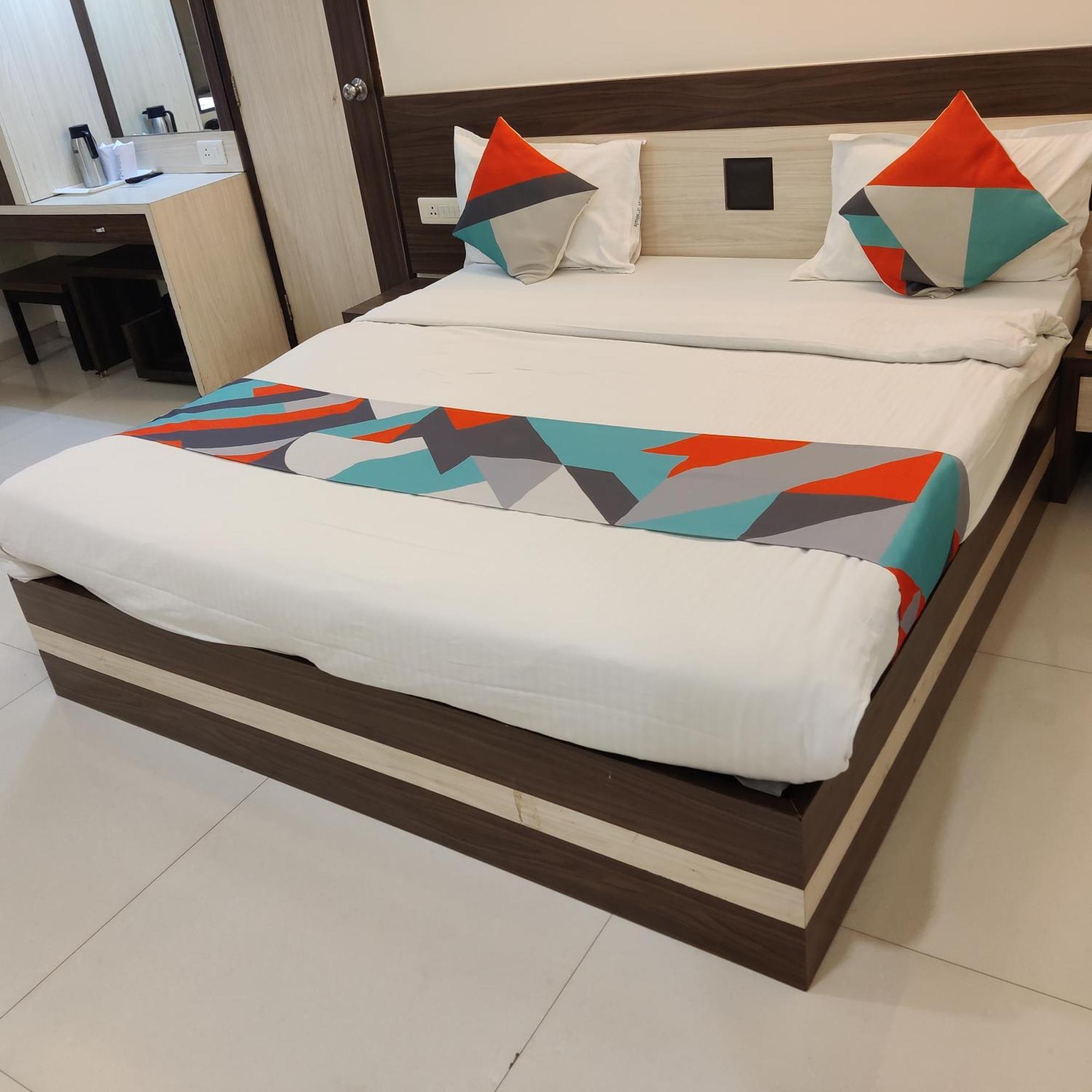 Hotel Palliate Ahmedabad Buitenkant foto