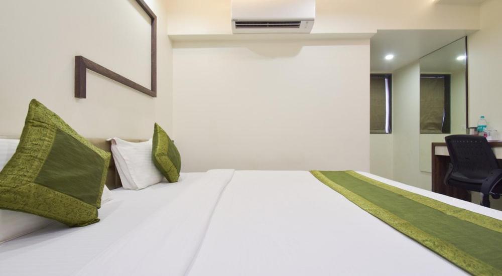 Hotel Palliate Ahmedabad Buitenkant foto