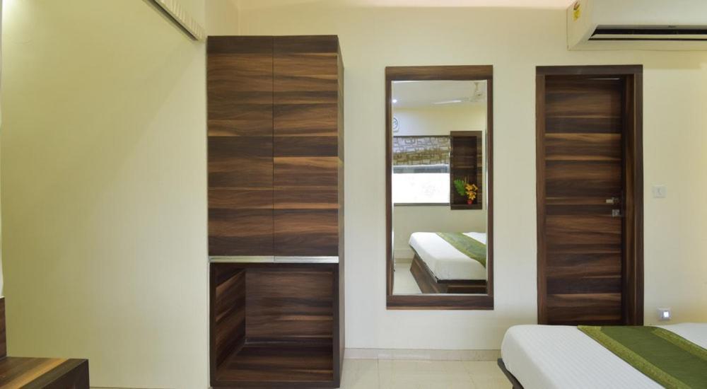 Hotel Palliate Ahmedabad Buitenkant foto