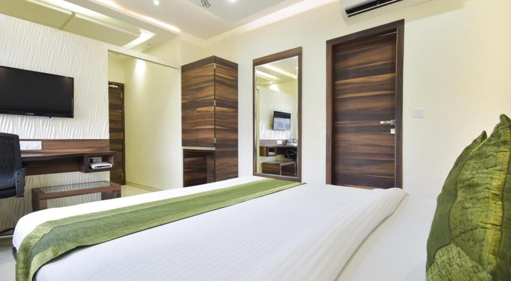 Hotel Palliate Ahmedabad Buitenkant foto