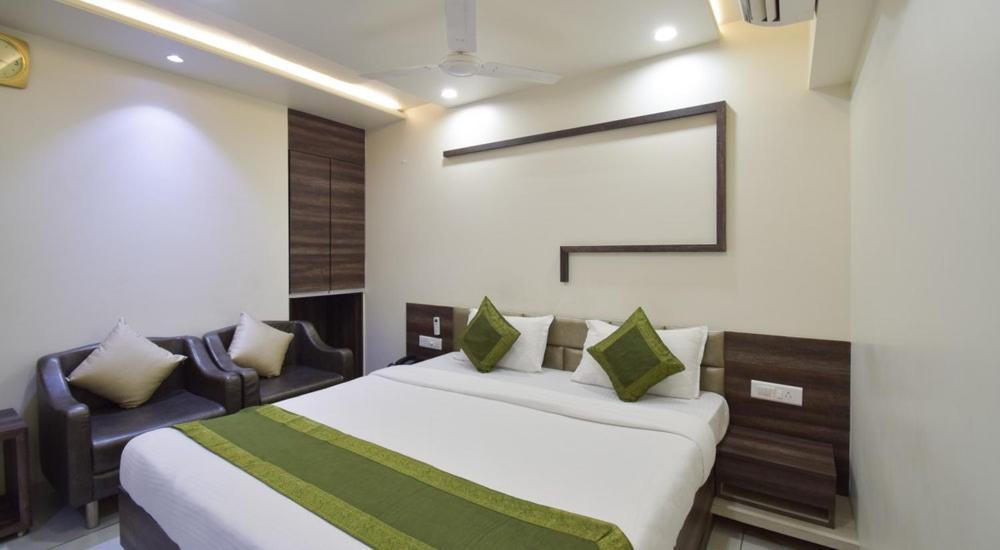 Hotel Palliate Ahmedabad Buitenkant foto