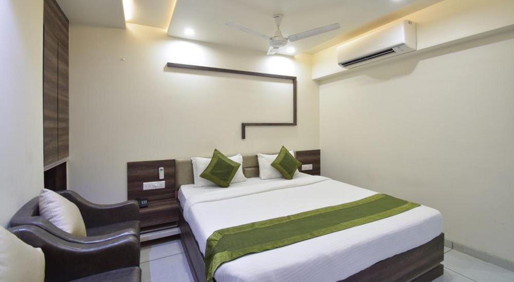 Hotel Palliate Ahmedabad Buitenkant foto