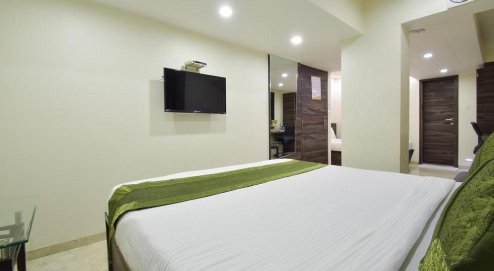 Hotel Palliate Ahmedabad Buitenkant foto