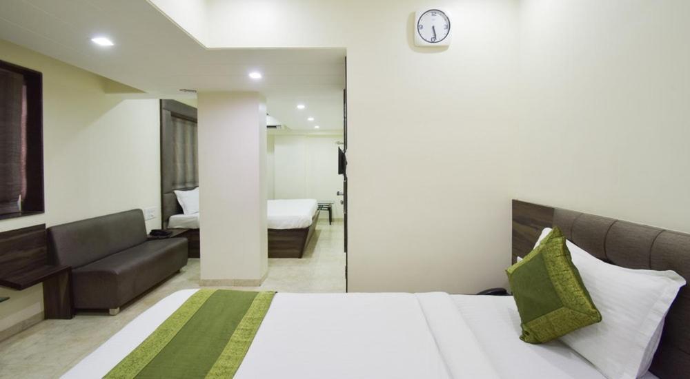 Hotel Palliate Ahmedabad Buitenkant foto
