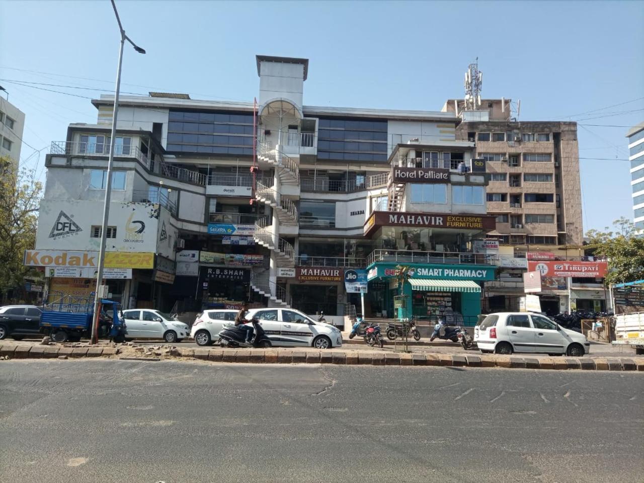 Hotel Palliate Ahmedabad Buitenkant foto